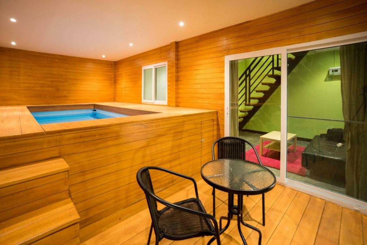 The M Pool Villas Bangkok - Bts Ekkamai Екстер'єр фото